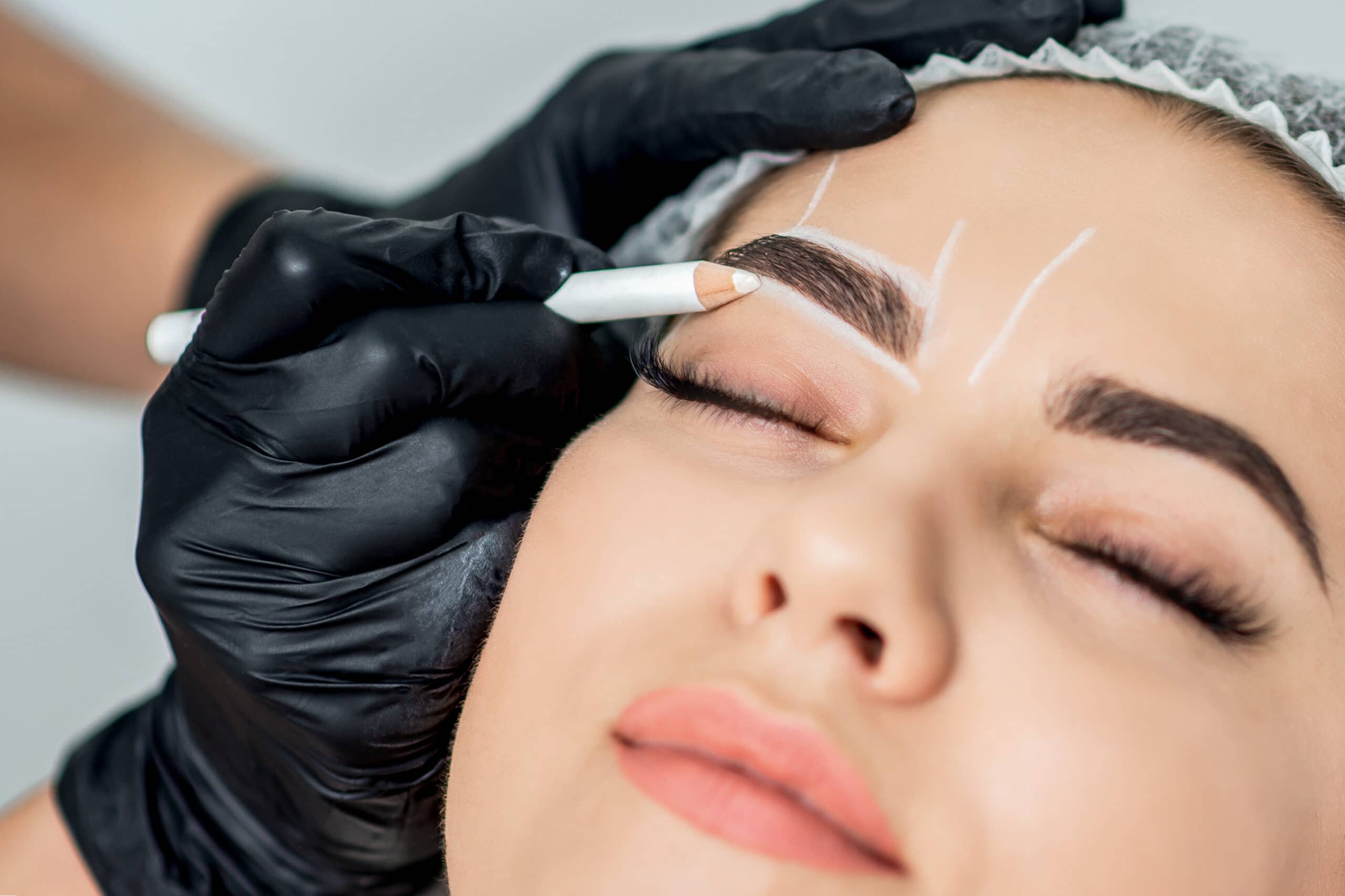 Stylizacja brwi i henna pudrowa w FOX Cosmetology w Krośnie - naturalny efekt