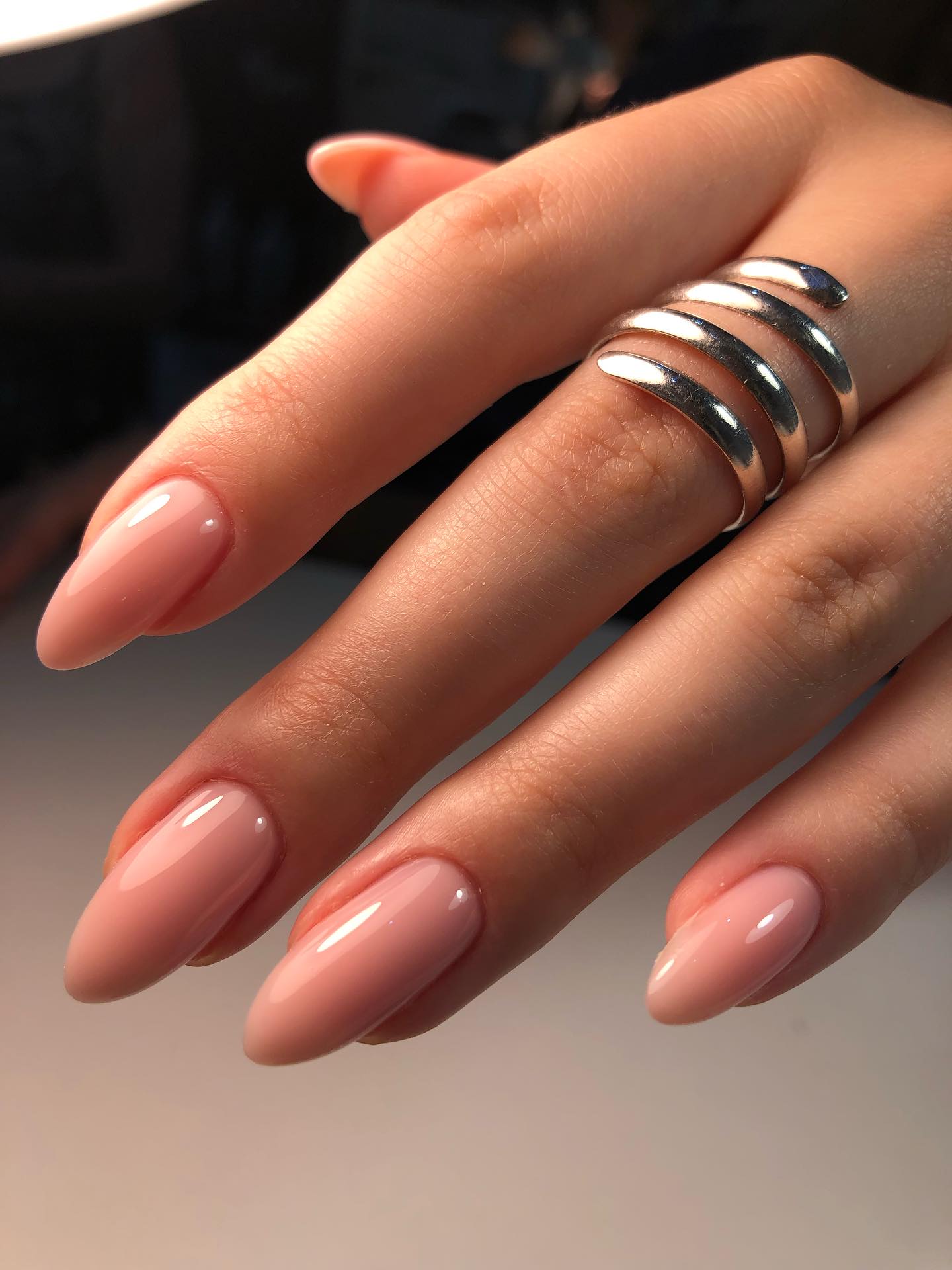 Precyzyjny manicure hybrydowy z eleganckim zdobieniem w salonie w Krośnie